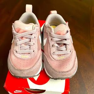 Nike Waffle One. Size 5c Mauve